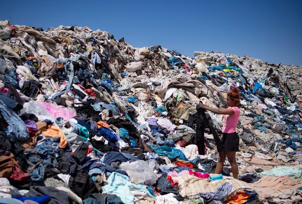 Hegyekben állnak a ruhák a chilei Atacama-sivatagban