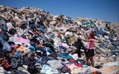 Hegyekben állnak a ruhák a chilei Atacama-sivatagban